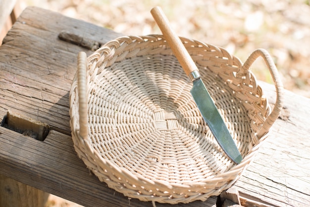 Vue de dessus panier avec un couteau