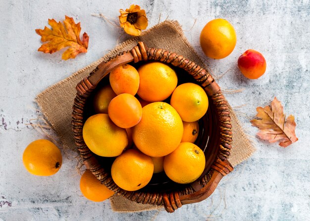 Vue de dessus panier d&#39;oranges mûres