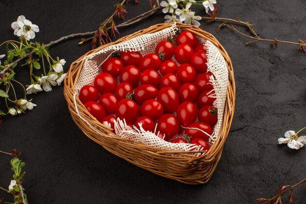 Vue de dessus panier avec tomates fraîches mûres sur le gris