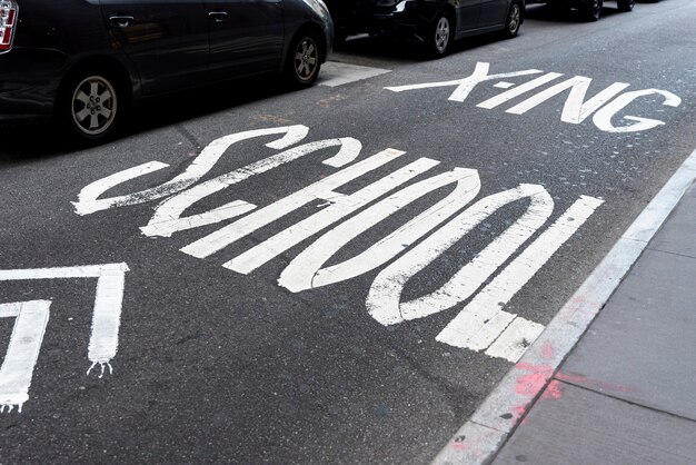 Vue de dessus de panneau de signalisation scolaire