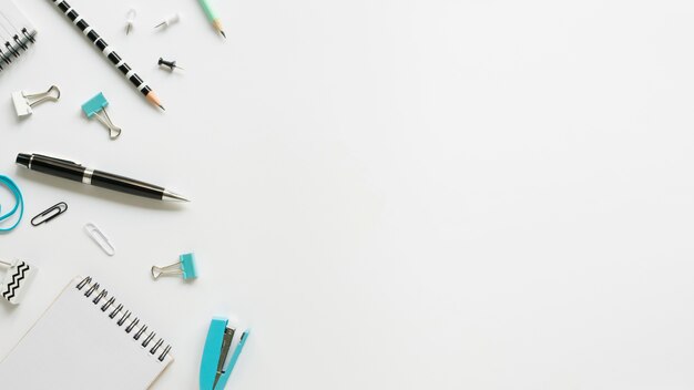 Vue de dessus de la papeterie de bureau avec stylo et ordinateur portable