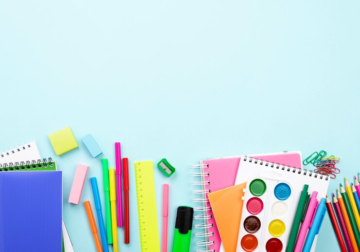 Photo gratuit vue de dessus de la papeterie de retour à l'école avec copie espace et aquarelle