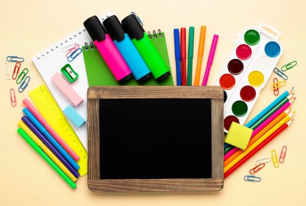 Photo gratuite vue de dessus de la papeterie de retour à l'école avec des crayons de couleur et aquarelle