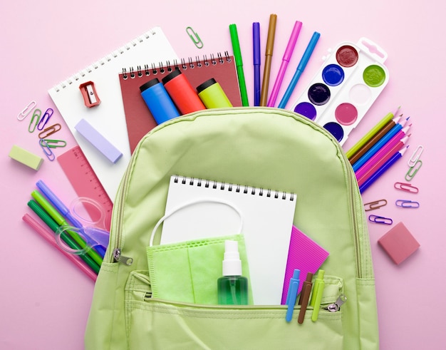 Vue de dessus de la papeterie de retour à l'école avec sac à dos et crayons