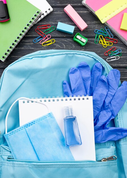 Vue de dessus de la papeterie de retour à l'école avec sac à dos et ordinateur portable