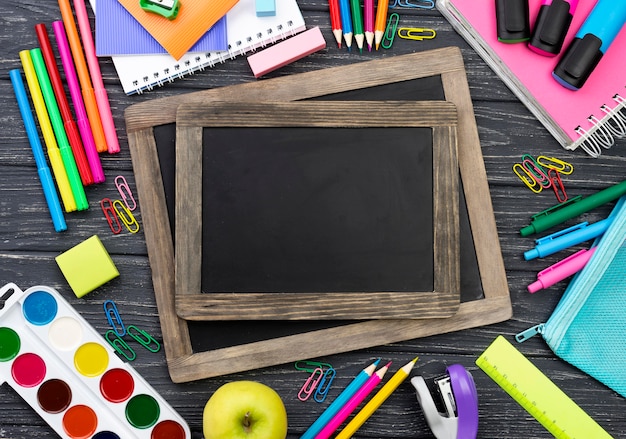 Vue de dessus de la papeterie de retour à l'école avec des tableaux noirs