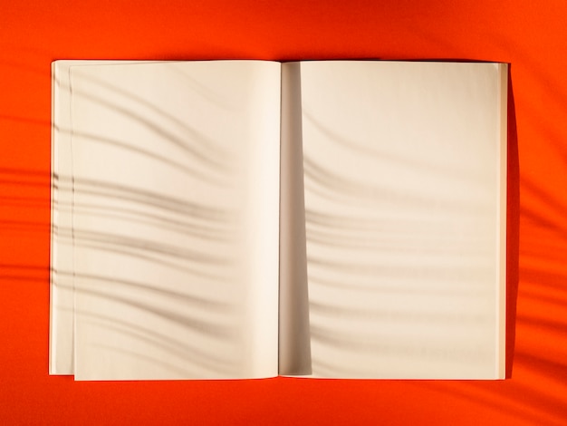 Vue de dessus des papiers vierges avec des ombres