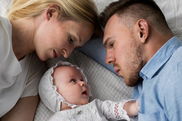 Vue de dessus parents et bébé mignon