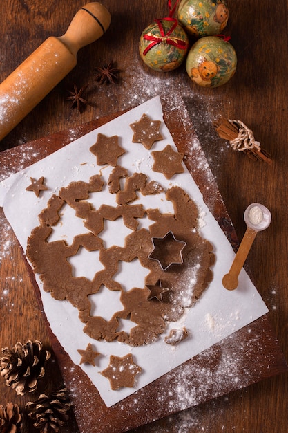 Vue de dessus de la pâte à biscuits de Noël avec des formes d'étoiles