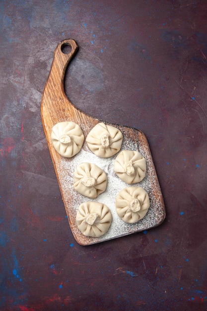 Photo gratuite vue de dessus de la pâte de boulette crue sur le noir