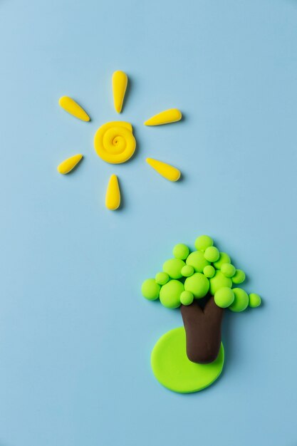 Vue de dessus pâte à modeler soleil et arbre