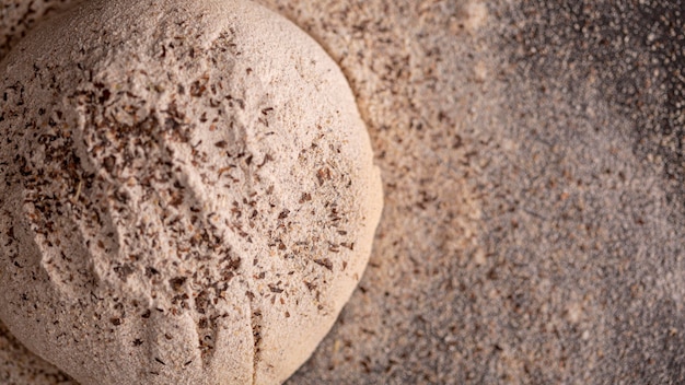 Photo gratuite vue de dessus de la pâte à pain avec des graines