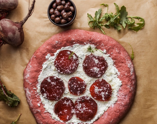 Vue de dessus de la pâte à pizza avec des tranches de betterave