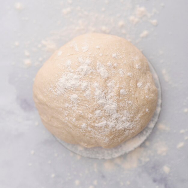 Vue de dessus de la pâte sur une table en marbre