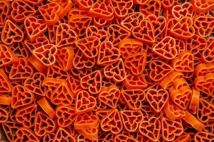 Photo gratuit vue de dessus des pâtes au coeur italien