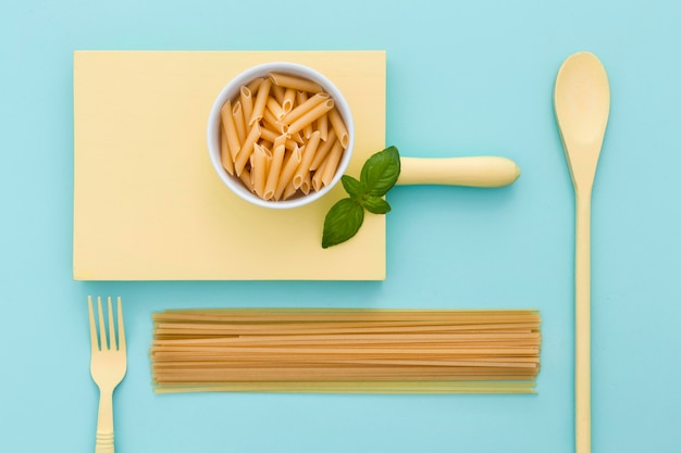 Vue de dessus des pâtes biologiques avec des couverts sur la table