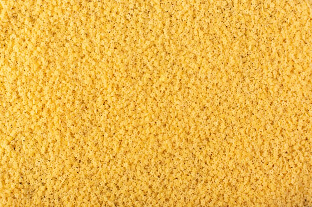 Une vue de dessus des pâtes crues jaunes tant de pâtes alimentaires crues de nourriture jaune