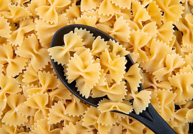 Vue de dessus des pâtes farfalle sur une cuillère noire