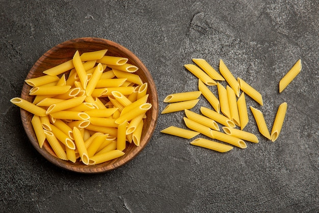 Vue de dessus des pâtes italiennes crues sur gris