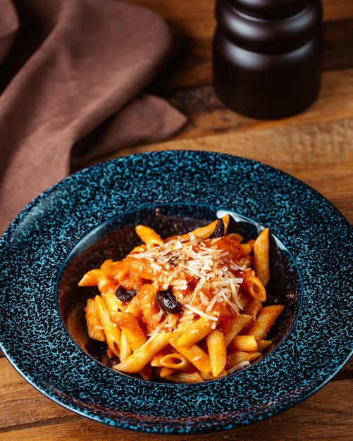 Une Vue De Dessus Des Pâtes Italiennes Cuites Avec Sauce Sur La Table En Bois Brun Pâtes Cuisiner Repas Alimentaire