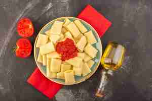 Photo gratuite une vue de dessus des pâtes italiennes cuites avec sauce tomate à l'intérieur de la plaque avec de l'huile d'olive