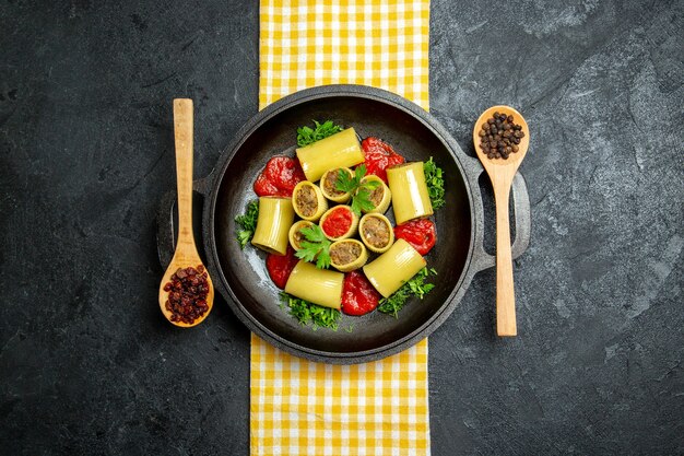 Vue de dessus des pâtes italiennes avec de la viande sur un espace gris