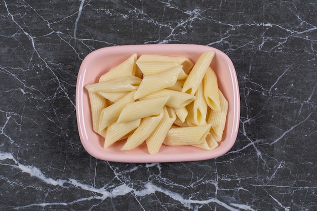 Vue de dessus des pâtes penne bouillies.