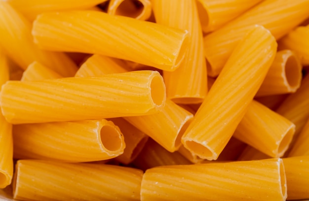 Vue de dessus des pâtes rigatoni comme surface