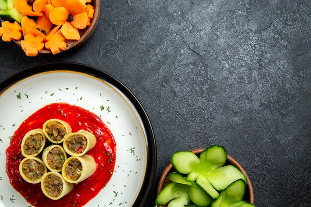 Vue de dessus des pâtes avec de la viande et de la sauce tomate sur la pâte de pâte de pâte de viande de bureau gris