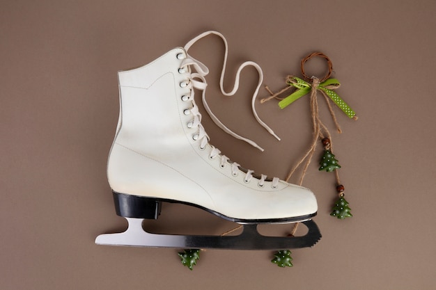 Vue de dessus des patins à glace nature morte