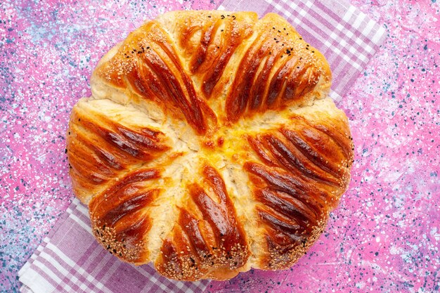 Vue de dessus de la pâtisserie au four sur le bureau rose.