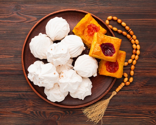 Photo gratuite vue de dessus des pâtisseries du nouvel an islamique