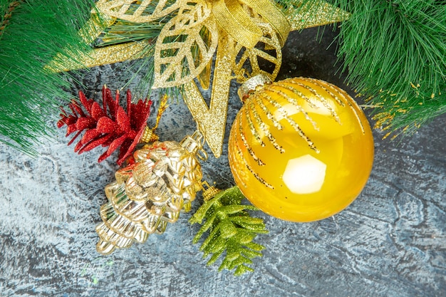 Vue de dessus des pendentifs de noël boule d'arbre de noël jaune sur une surface grise