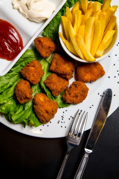 Vue De Dessus Des Pépites De Poulet Avec Du Ketchup De Frites Et De La Mayonnaise