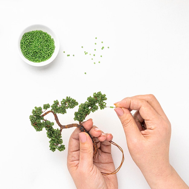 Photo gratuite vue de dessus de perle de personne travaillant un arbre