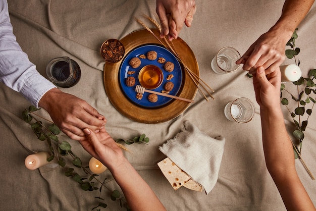 Photo gratuite vue de dessus des personnes ayant un festin pour le premier jour du seder de la pâque