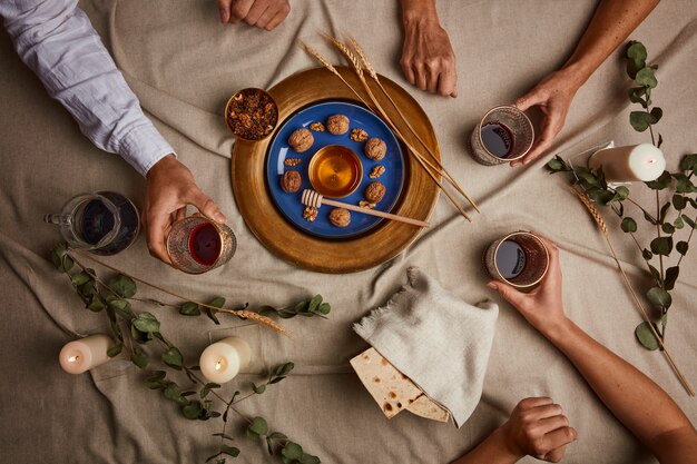 Vue de dessus des personnes ayant un festin pour le premier jour du seder de la Pâque