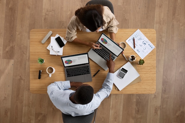 Vue de dessus des personnes travaillant au bureau