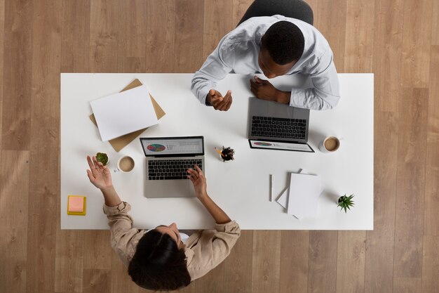 Vue de dessus des personnes travaillant ensemble au bureau