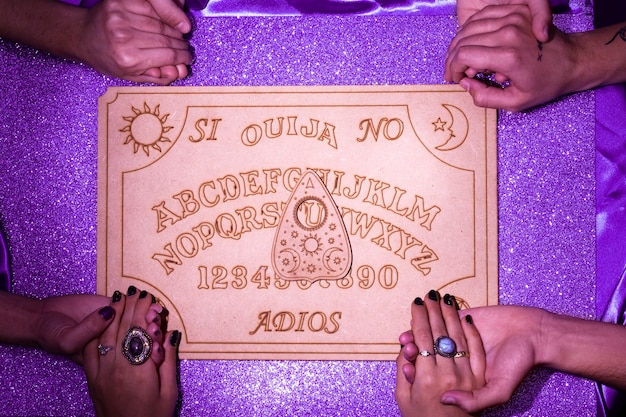 Vue de dessus des personnes utilisant ensemble la planche ouija