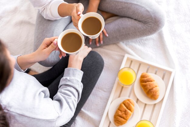 Vue de dessus petit déjeuner au lit