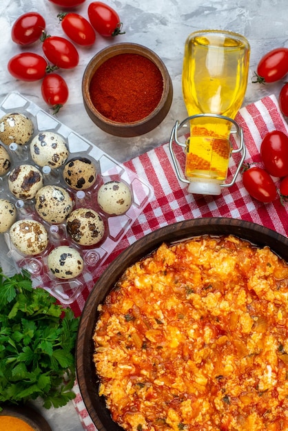 Vue de dessus petit-déjeuner cuit œufs au plat et tomates avec différents ingrédients sur fond blanc couleur matin nourriture pain repas de famille déjeuner