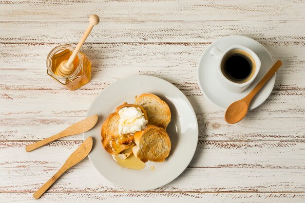 Vue de dessus petit déjeuner avec du miel