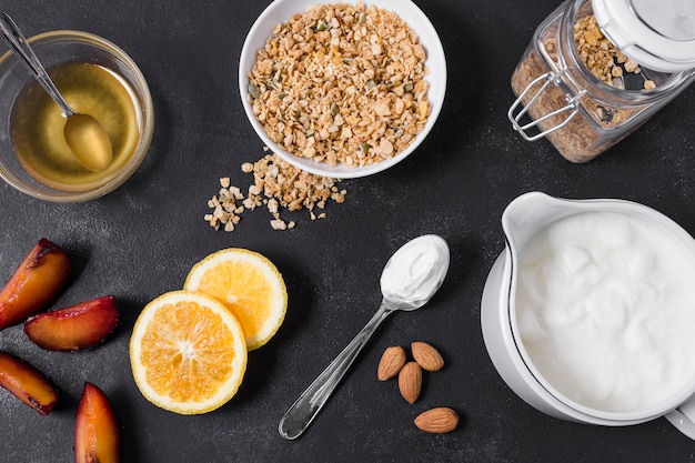 Vue de dessus petit-déjeuner sain avec du miel et de l'avoine