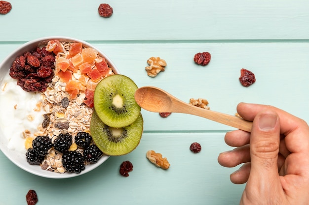 Vue de dessus petit-déjeuner sain avec muesli