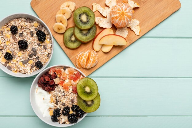 Vue de dessus petit-déjeuner sain avec muesli