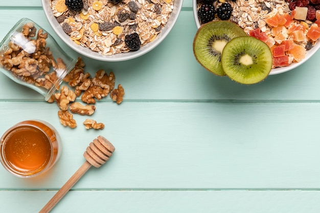 Vue de dessus petit-déjeuner sain avec muesli