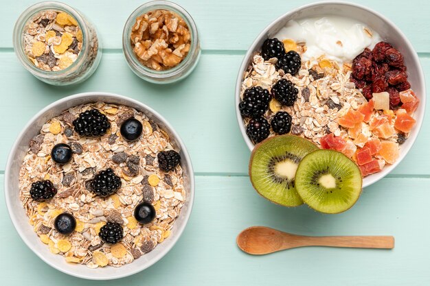 Vue de dessus petit-déjeuner sain avec muesli