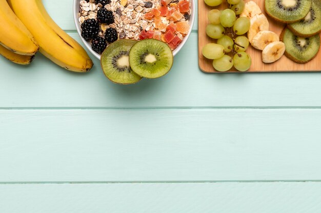 Vue de dessus petit-déjeuner sain avec muesli