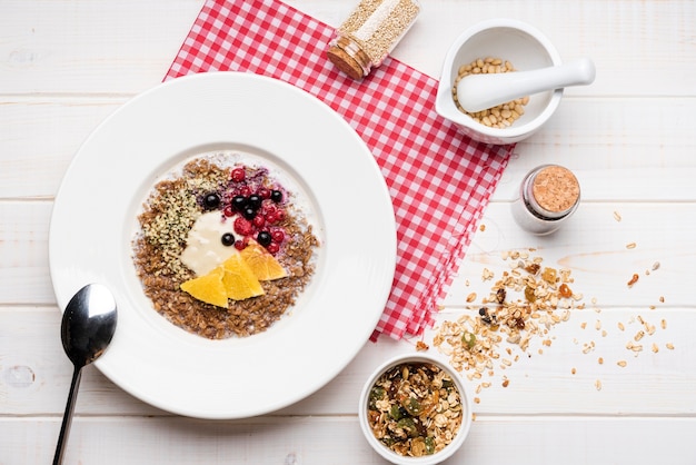 Photo gratuite vue de dessus petit-déjeuner sain et nutritif